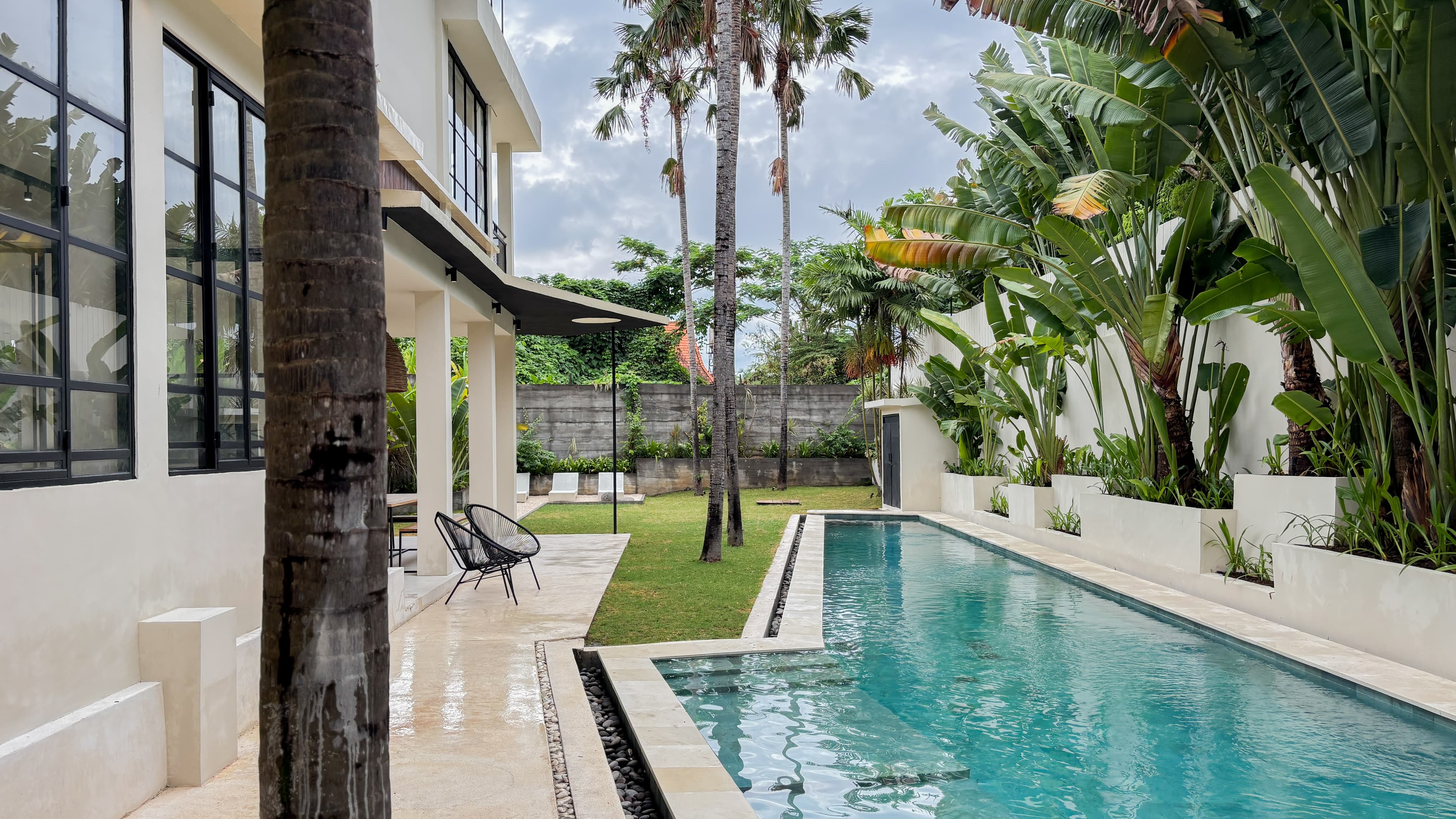 Villa Hitam Detail 1